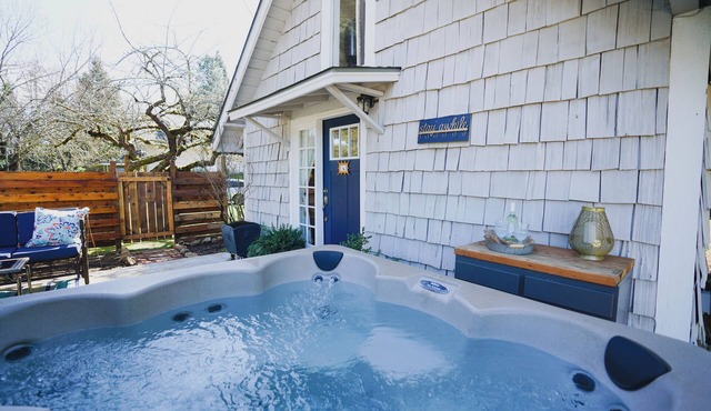 Charming Cottage with Hot Tub – Minutes from Silver Falls State Park