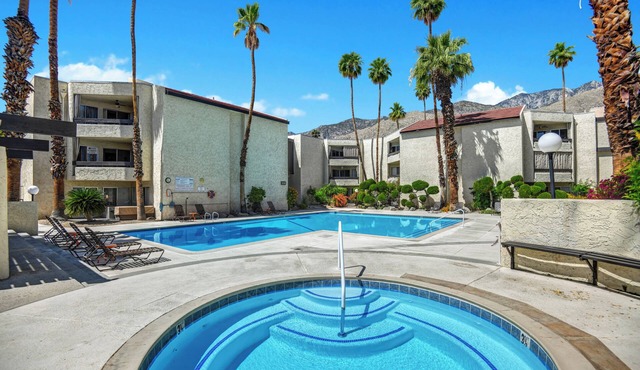 Charming pool side condo on the beautiful south side of Palm Springs. n in Palm Springs