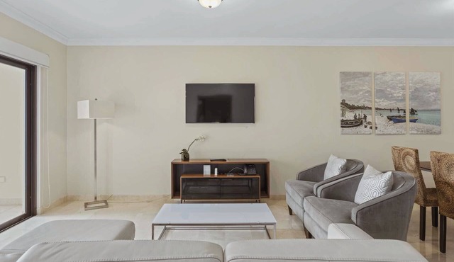 Chic 2-bedroom apartment in the heart of Palm Beach
