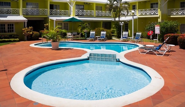 Comfort and Relaxation! Kitchen, Outdoor Pool, Close to Reduit Football Field!