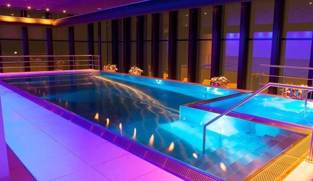 Comfortable Suite Near Leiden Canals with Indoor Pool Access in Leiden