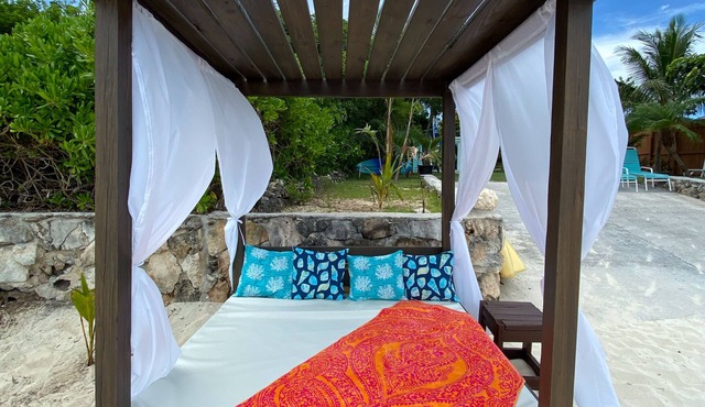 Coral Cove sleeps 2 adults 1 child FREE 4 seater golf cart and 1 kayak 1 sup