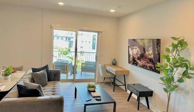 Corner 2 Bedroom 2 Bath Condo - Balcony - Parking in Los Angeles