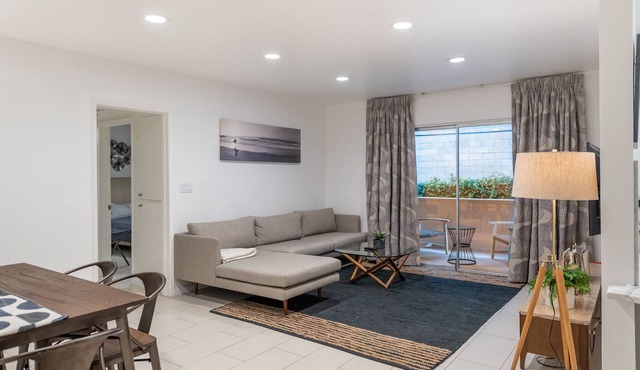 CORPORATE HOUSING/LONG TERM, Fully Furnished 2BR, 2BA Hollywood Apt With Pool