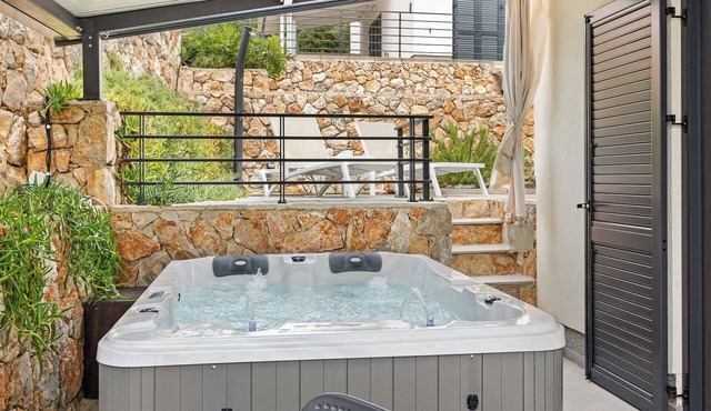 Couple's Vacation with Jacuzzi - Crepsa Paradise in Cres