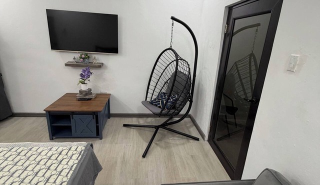 Cozy 1-bedroom apartment in delightful Santa Cruz with AC