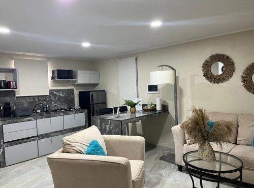 Cozy 1-bedroom apartment minutes away drive to Mangel Halto Beach