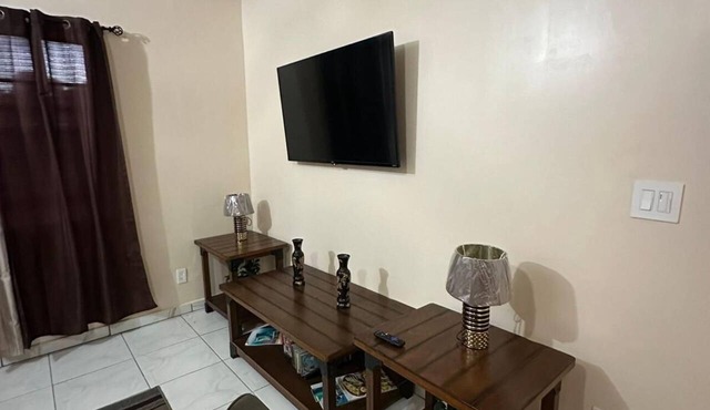 Cozy 1bedroom apt in gorgeous Chalk Sound, w/water views/access in the backyard