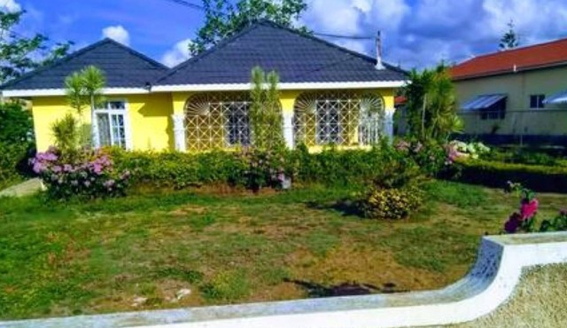 Cozy 2 bdrm 2bthrm house, walking distance from beach, grocery, and restaurants.