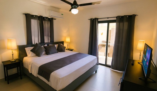 Cozy 2-Bedroom Apartment Close to Airport With Free Parking & Wifi
