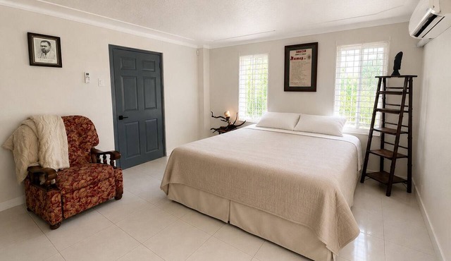 Cozy 2-bedroom cottage in the peaceful hills of Kingston with AC
