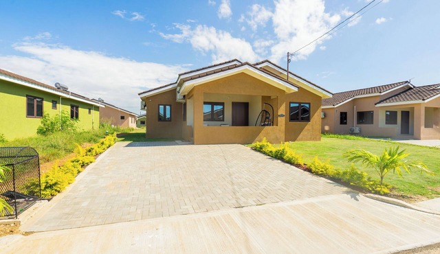 Cozy 3-bedroom/bathroom house in Portmore with AC, pool, and gym access