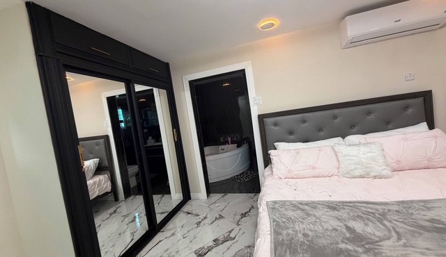 Cozy 3-bedroom house in perfect Spanish Town with AC and gym