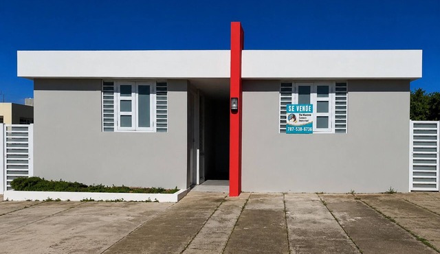 Cozy 3 BR Luquillo bungalow. Close proximity to beach, kiosks, and rainforest.