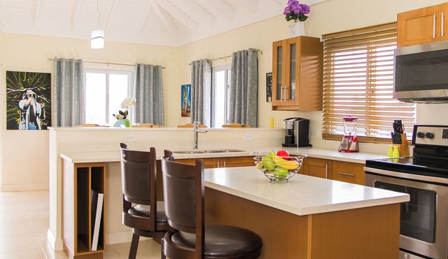 Cozy 3BR Villa w/Poolside Gym, AC & WiFi near Ocho Rios