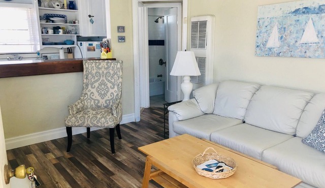 Cozy Beach Apartment in Trendy Belmont Shore! Sanitized and Clean! in Long Beach