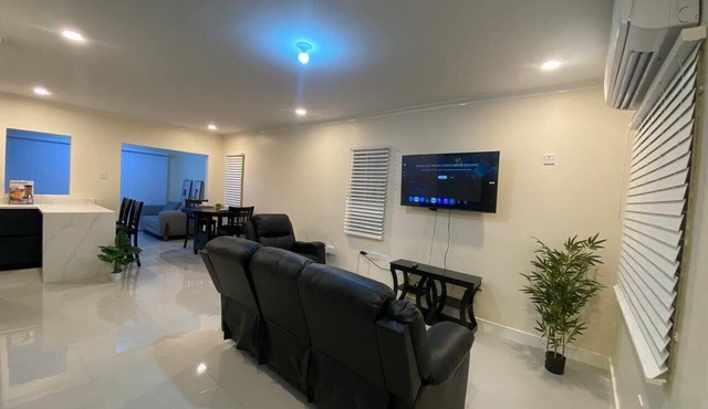 Cozy Creek Superb AC Solar-powered 2-bedroom townhouse gated community Portmore