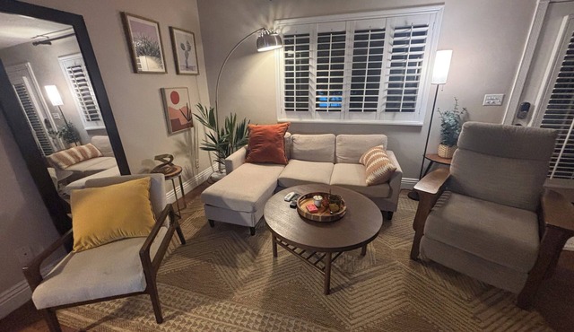 Cozy Home: Your Perfect LA Silverlake Base 2Bed 1 Bath w/Patio in Los Angeles