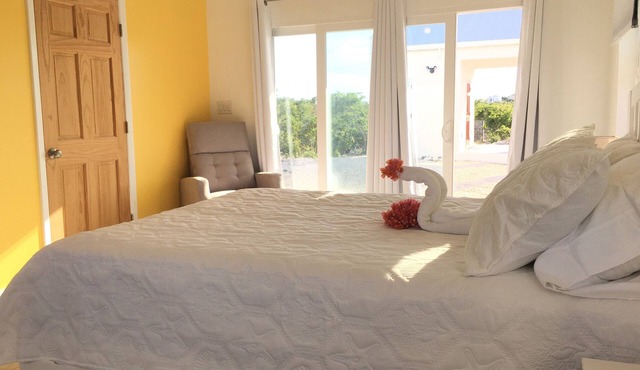 Cozy Studio Villa near the Beach, Pool & Sunsets