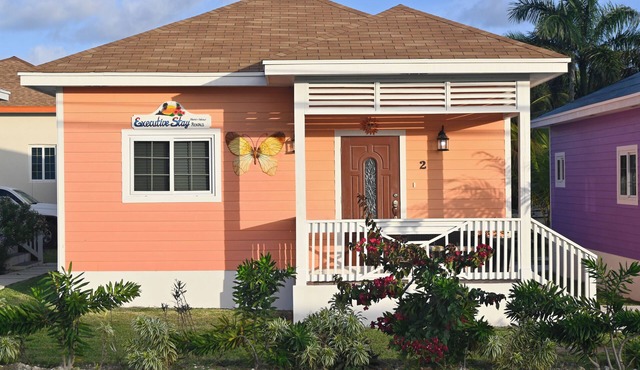 Cute as a Button, AC, Starlink, Wi-Fi, Hot Tub, Near Beaches, Bars & Restaurants