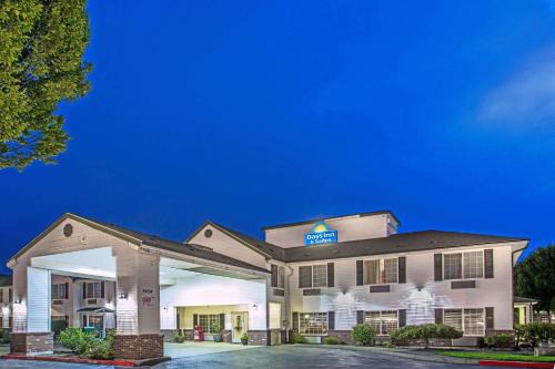 Days Inn & Suites by Wyndham Gresham in Gresham