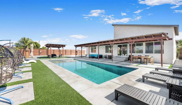 Desert Luxury: Pool, Pickleball, Golf & Game Room in Desert Hot Springs