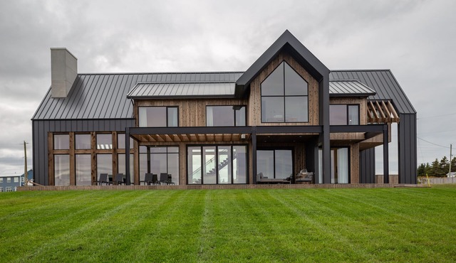 Dream 5 Bedroom Beachfront Vacation Home With Amazing Sunrise Views in North Rustico