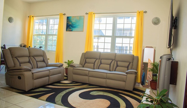 El Paraíso @ The Westbury Cozy 2BR Apt in New Kingston