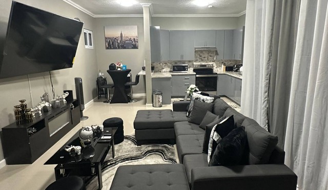 Elegant One Bedroom Luxury Apartment Overlooking Kingston