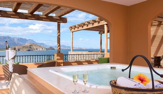 Elite Oceanfront Penthouse - 2 Bed 3 Bath: Danzante Bay: TPC Golf Course in Loreto