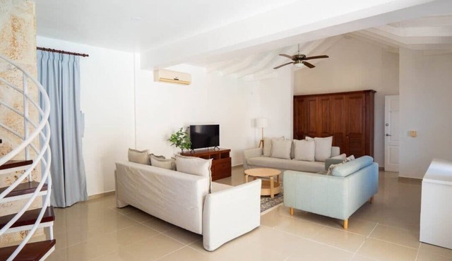 Entire Villa 6 bedroom - Private Pool steps from quiet beach