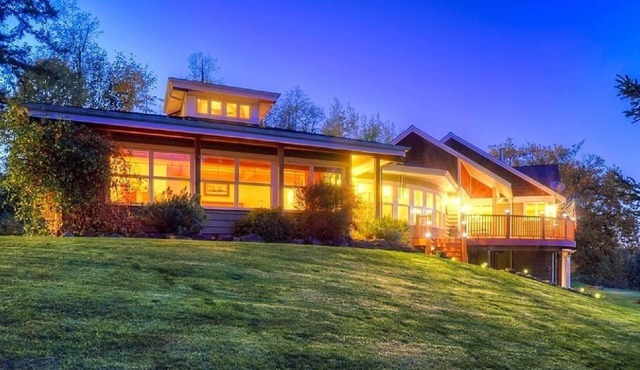 Enumclaw Estate, Scenic Views! Sleeps12,HotTub,Sauna, 1hr frm Rainier & Crystal in Enumclaw