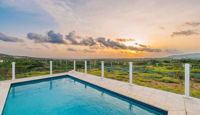 Epic Views! 2BR House w/Pool, BBQ, Outdoor Dining