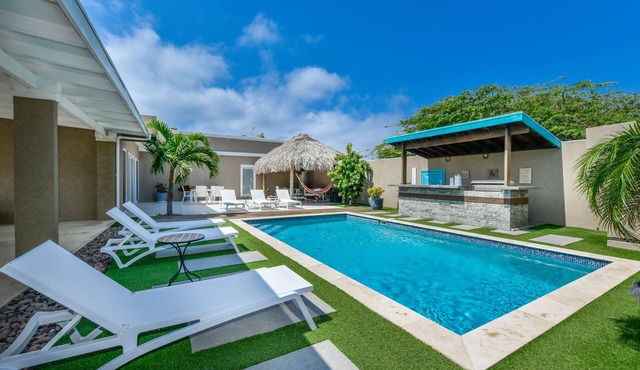 Esmeralda Oasis with private pool and 5 min to the beach!