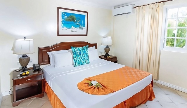 Everything You Need For The Perfect Vacation! Outdoor Pool! Near Trouya Beach!
