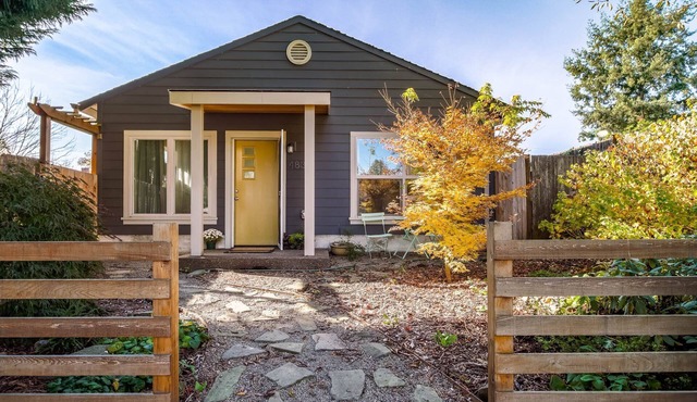 Excellent Location, Close to Parks, Groceries, Single Level Detached Retreat, 15 Minutes to Portland