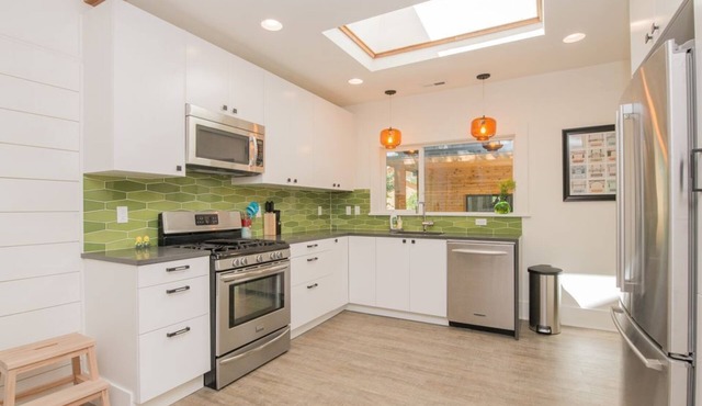 Excellent walkable location - Bright & Modern, Pets Welcome!