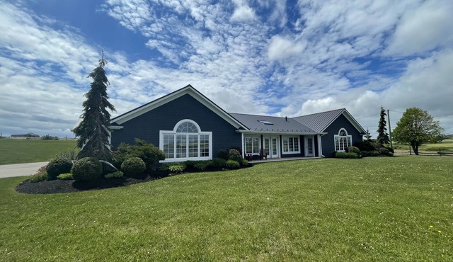 Executive Water View Home With Hot Tub, Just 3 Minutes To Barachois Beach in South Rustico