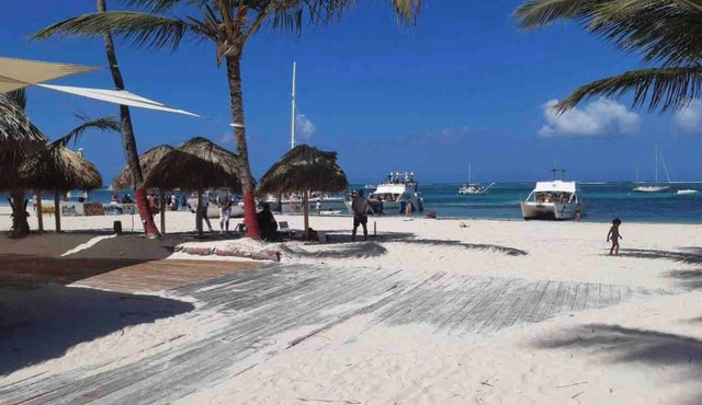 Family 2BR Townhouse Beach Access, Pool & Fast Wi-fi