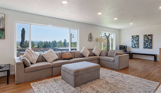 Family Estate w/Views | Hot Tub + Guesthouse in Gresham