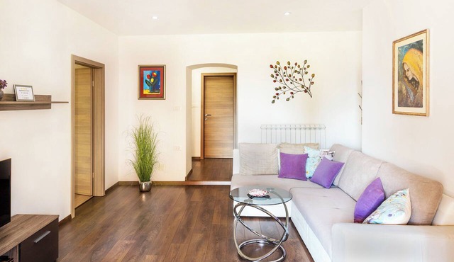 Family-friendly Modern Apartment in Roč