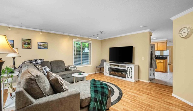 Fantastic Single Level Ranch Layout, Fenced Backyard w/Large Deck, New Decor and Furnishing in Hillsboro