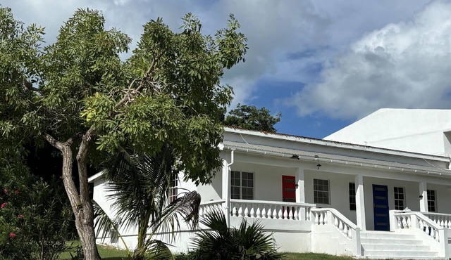 Fitches Creek 2 BR with WI-FI, AC; great for AUA students/Cricket lovers