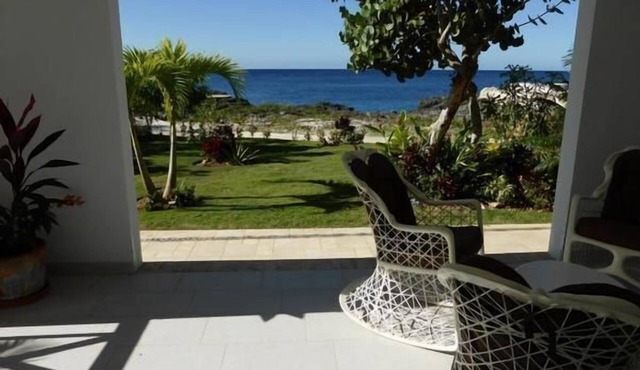 Flat 10 directly on the Caribbean Sea