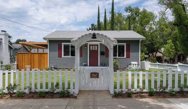Full Kitchen Studio Type Guest Room with WiFi, AC in delightful Pasadena House in Pasadena