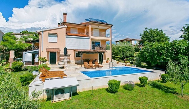 Garden with pool and barbecue, air conditioning, wifi, quiet location in Poreč