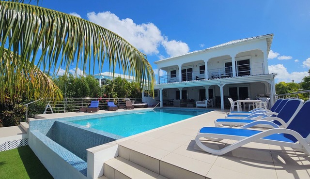 Grand Waterfront Villa, Sleeps 12, Swimming Pool, Pool Table, Ping Pong & more