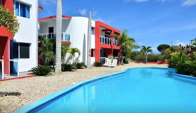 Guest-Friendly 2-Bedroom Condo in Town Center Close to the Beach