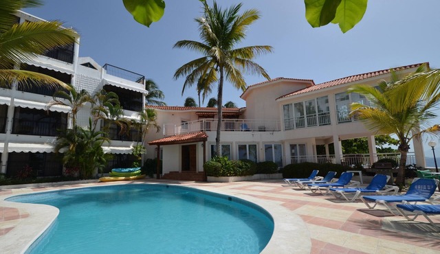 Guest-friendly Beachfront Condo With Pool, Jacuzzi, A/C, Wifi, Near Everything
