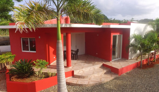Guest-friendly Budget villa, Internet, Pool, A/C, Walking Distance To Everything